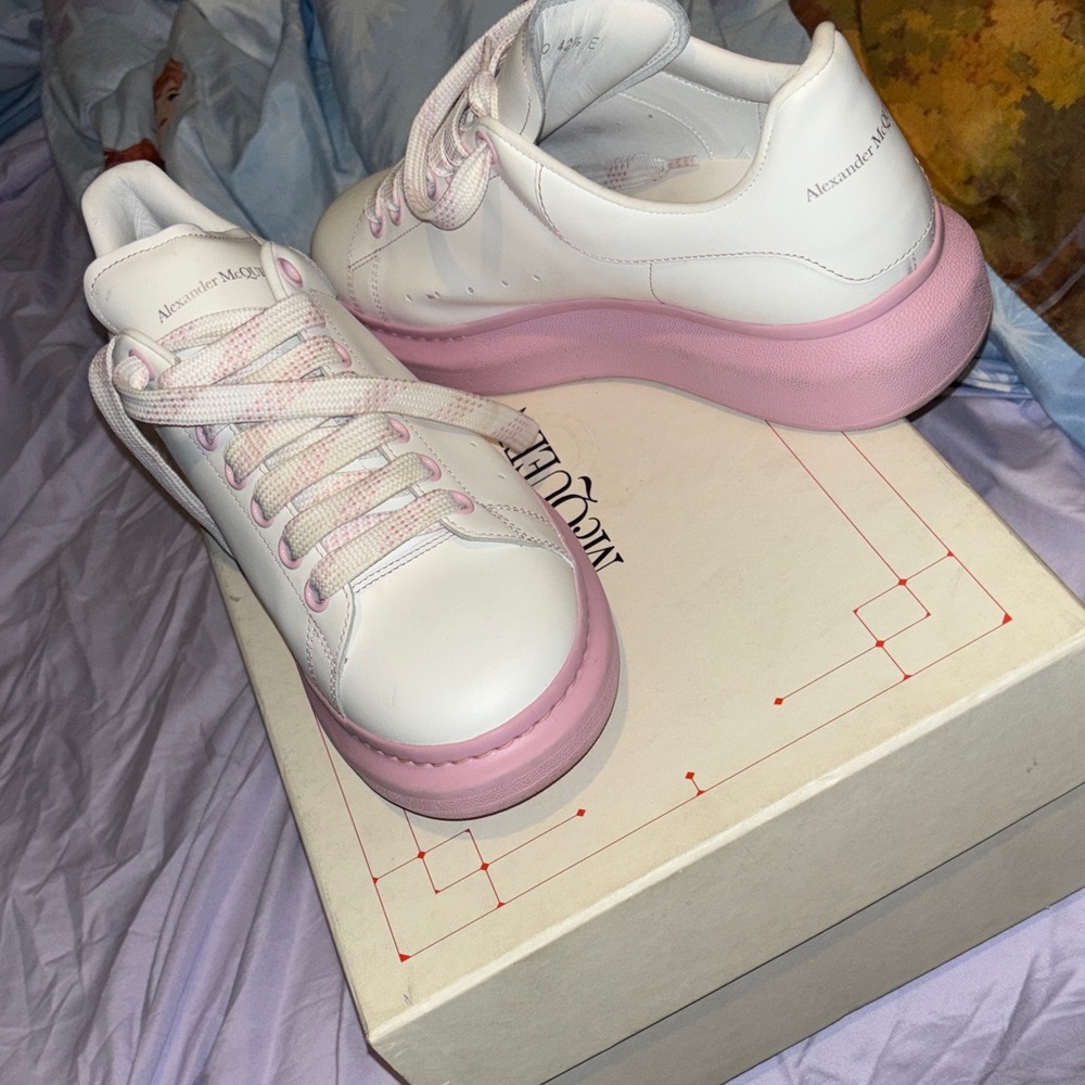 Alexander McQueen Women's Sneakers in White and Pink